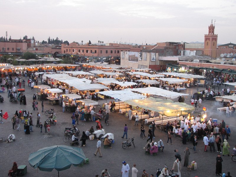160312_djemaa el fna.jpg - Als de zon ondergaat verandert het plein in een groot openlucht restaurant.